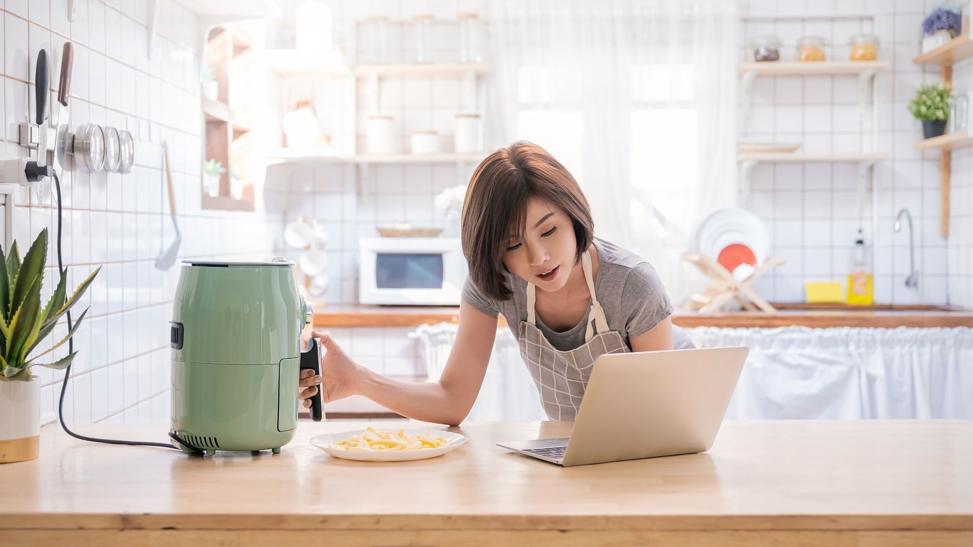 woman trying to use air fryer